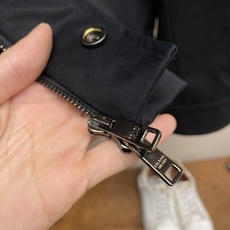 🌟🌟,,Prada 立领两穿设计 #PRADA26秋季新品 可完全扣合封闭,收紧领口抵御晚风,锁温防风;亦可翻折放 🌟🌟,,Prada 立领两穿设计 #PRADA26秋季新品 可完全扣合封闭,收紧领口抵御晚风,锁温防风;亦可翻折放