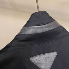 🌟🌟,,Prada 立领两穿设计 #PRADA26秋季新品 可完全扣合封闭,收紧领口抵御晚风,锁温防风;亦可翻折放 🌟🌟,,Prada 立领两穿设计 #PRADA26秋季新品 可完全扣合封闭,收紧领口抵御晚风,锁温防风;亦可翻折放