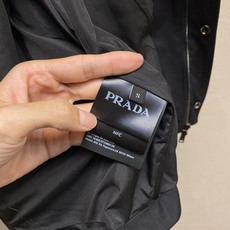 🌟🌟,,Prada 立领两穿设计 #PRADA26秋季新品 可完全扣合封闭,收紧领口抵御晚风,锁温防风;亦可翻折放 🌟🌟,,Prada 立领两穿设计 #PRADA26秋季新品 可完全扣合封闭,收紧领口抵御晚风,锁温防风;亦可翻折放