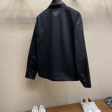 🌟🌟,,Prada 立领两穿设计 #PRADA26秋季新品 可完全扣合封闭,收紧领口抵御晚风,锁温防风;亦可翻折放 🌟🌟,,Prada 立领两穿设计 #PRADA26秋季新品 可完全扣合封闭,收紧领口抵御晚风,锁温防风;亦可翻折放