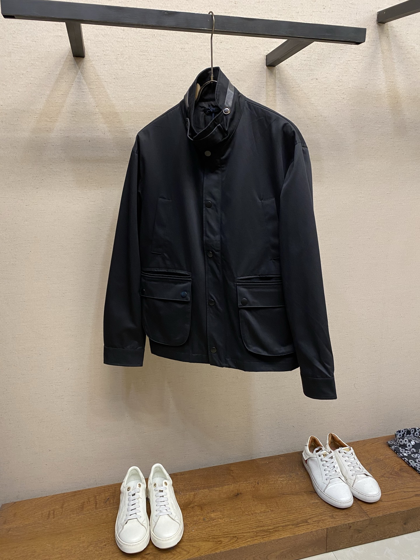 🌟🌟,,Prada 立领两穿设计 #PRADA26秋季新品 可完全扣合封闭,收紧领口抵御晚风,锁温防风;亦可翻折放 🌟🌟,,Prada 立领两穿设计 #PRADA26秋季新品 可完全扣合封闭,收紧领口抵御晚风,锁温防风;亦可翻折放