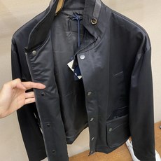 🌟🌟,,Prada 立领两穿设计 #PRADA26秋季新品 可完全扣合封闭,收紧领口抵御晚风,锁温防风;亦可翻折放 🌟🌟,,Prada 立领两穿设计 #PRADA26秋季新品 可完全扣合封闭,收紧领口抵御晚风,锁温防风;亦可翻折放