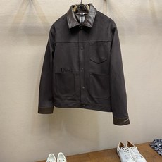 🌟🌟,,Dior 26秋冬重磅|麂皮绒拼接翻领夹克 区别市面粗糙廉价麂皮,这款面料纹路细腻顺滑,毛绒颗粒几乎看不见,质感 🌟🌟,,Dior 26秋冬重磅|麂皮绒拼接翻领夹克 区别市面粗糙廉价麂皮,这款面料纹路细腻顺滑,毛绒颗粒几乎看不见,质感