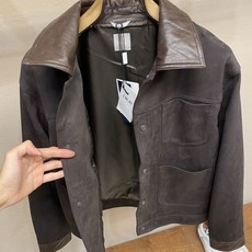 🌟🌟,,Dior 26秋冬重磅|麂皮绒拼接翻领夹克 区别市面粗糙廉价麂皮,这款面料纹路细腻顺滑,毛绒颗粒几乎看不见,质感 🌟🌟,,Dior 26秋冬重磅|麂皮绒拼接翻领夹克 区别市面粗糙廉价麂皮,这款面料纹路细腻顺滑,毛绒颗粒几乎看不见,质感