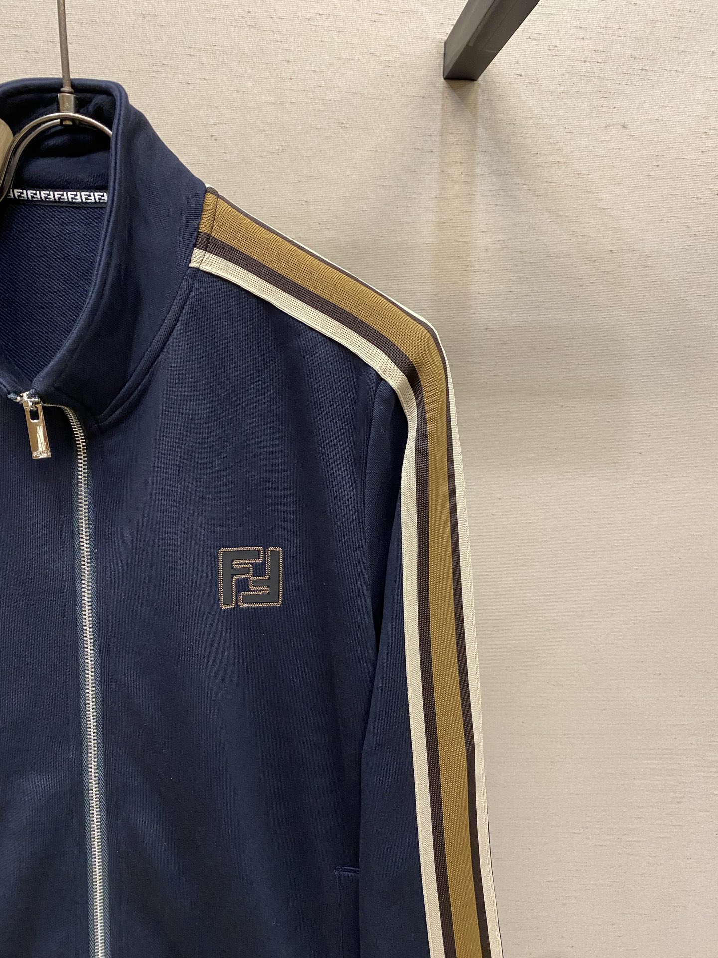 (外套)🌟🌟,,Fendi 时尚长袖立领外套套装 臻选高端弹力纯棉棉面料,手感软糯!质感细腻,无痕防尘免烫立体有型,顶级 (外套)🌟🌟,,Fendi 时尚长袖立领外套套装 臻选高端弹力纯棉棉面料,手感软糯!质感细腻,无痕防尘免烫立体有型,顶级