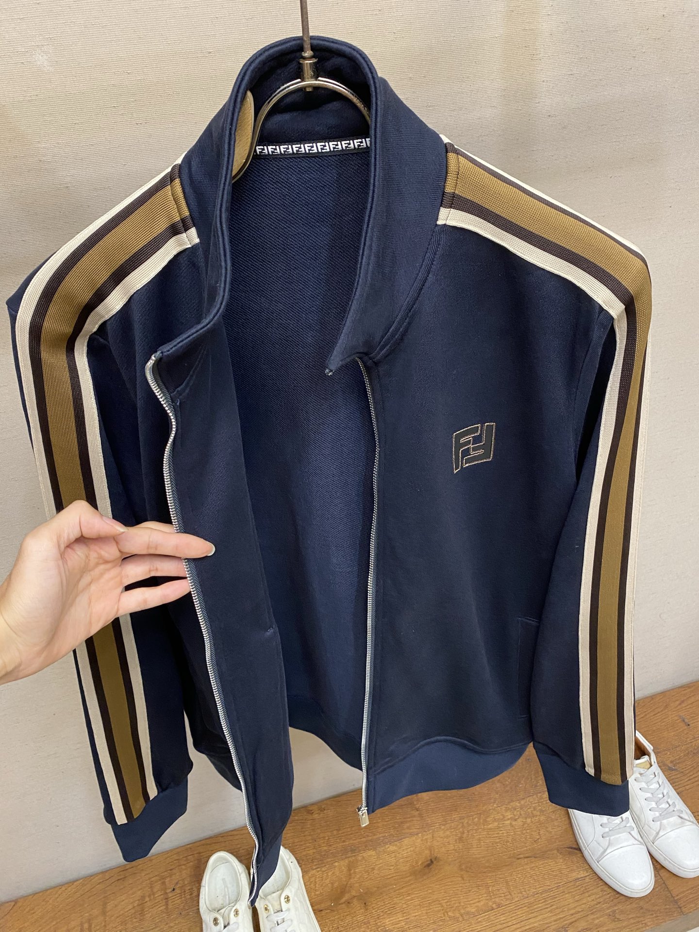 (外套)🌟🌟,,Fendi 时尚长袖立领外套套装 臻选高端弹力纯棉棉面料,手感软糯!质感细腻,无痕防尘免烫立体有型,顶级 (外套)🌟🌟,,Fendi 时尚长袖立领外套套装 臻选高端弹力纯棉棉面料,手感软糯!质感细腻,无痕防尘免烫立体有型,顶级