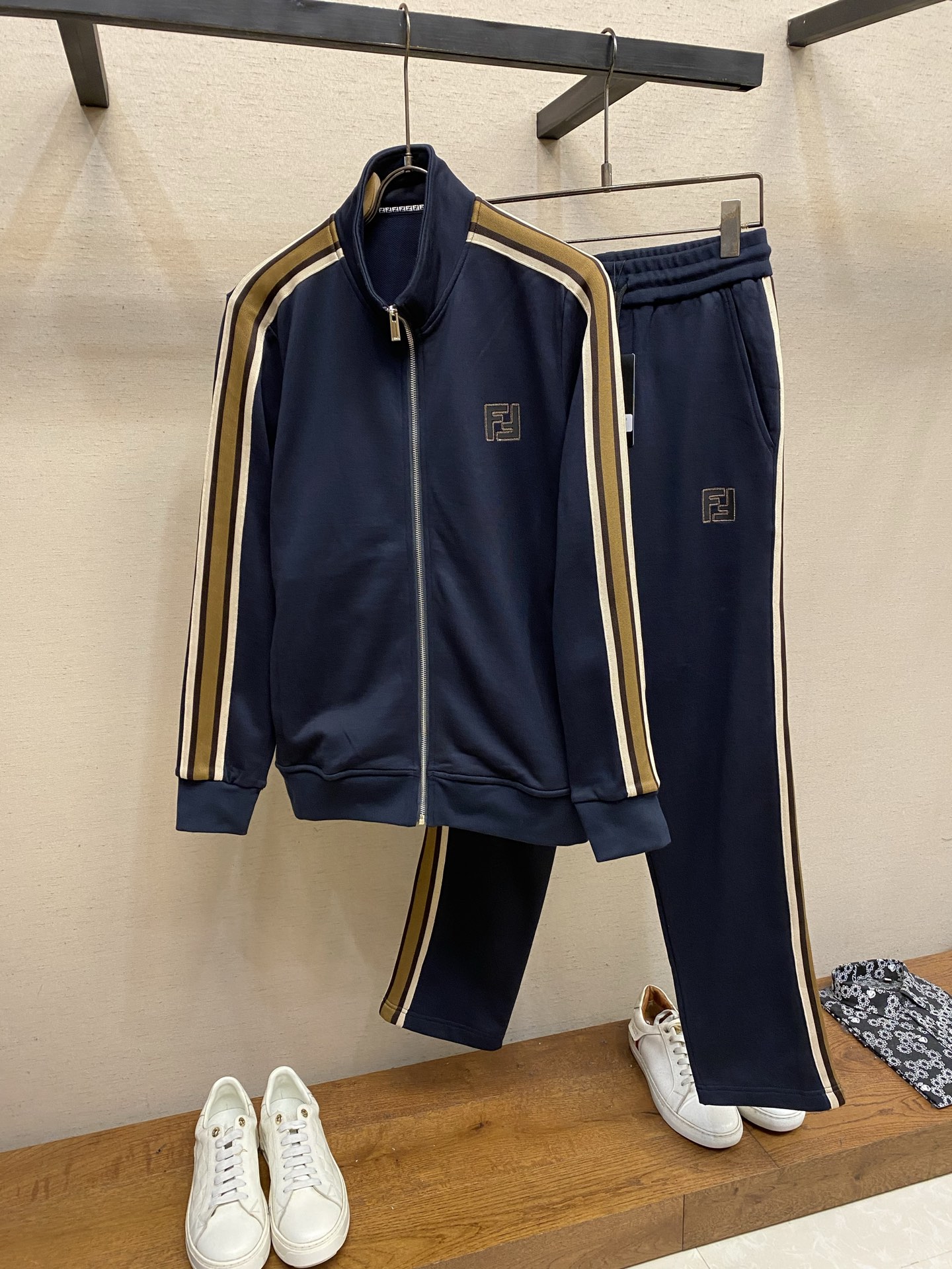 (外套)🌟🌟,,Fendi 时尚长袖立领外套套装 臻选高端弹力纯棉棉面料,手感软糯!质感细腻,无痕防尘免烫立体有型,顶级 (外套)🌟🌟,,Fendi 时尚长袖立领外套套装 臻选高端弹力纯棉棉面料,手感软糯!质感细腻,无痕防尘免烫立体有型,顶级