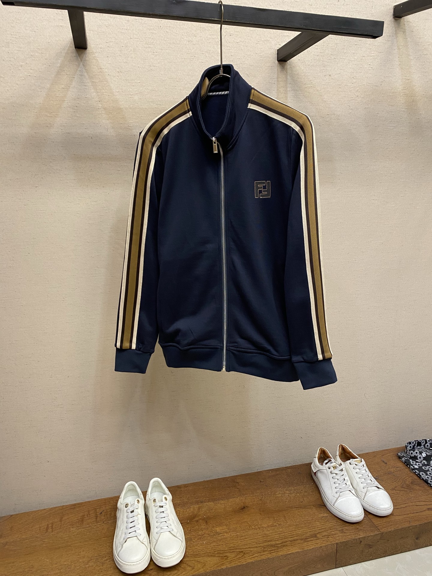 （外套）🌟🌟，，Fendi 时尚长袖立领外套套装 臻选高端弹力纯棉棉面料，手感软糯！质感细腻，无痕防尘免烫立体有型，顶级