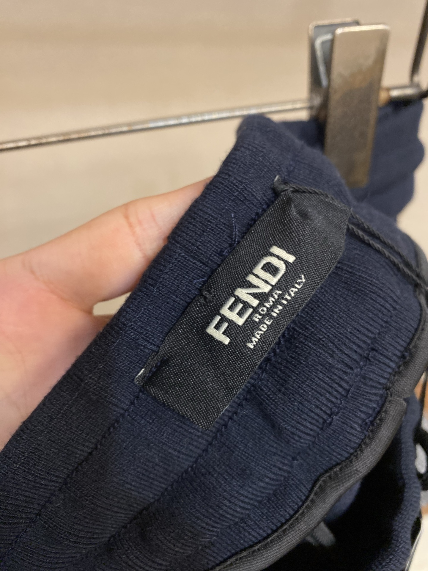 （裤子）🌟🌟，，Fendi 男士休闲裤👍 最新款上身版型无敌正！ 绝对可以闭眼收的一款 此款裤子非常百搭，弹力腰围,日常