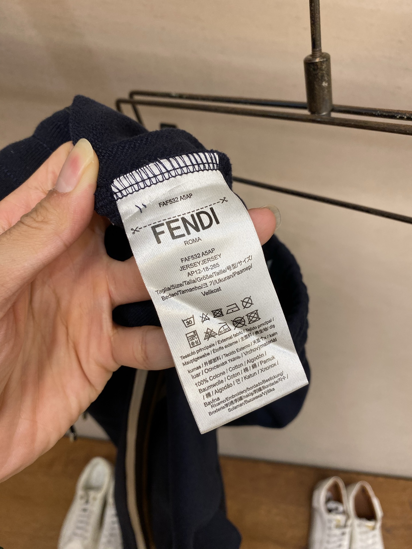 （裤子）🌟🌟，，Fendi 男士休闲裤👍 最新款上身版型无敌正！ 绝对可以闭眼收的一款 此款裤子非常百搭，弹力腰围,日常