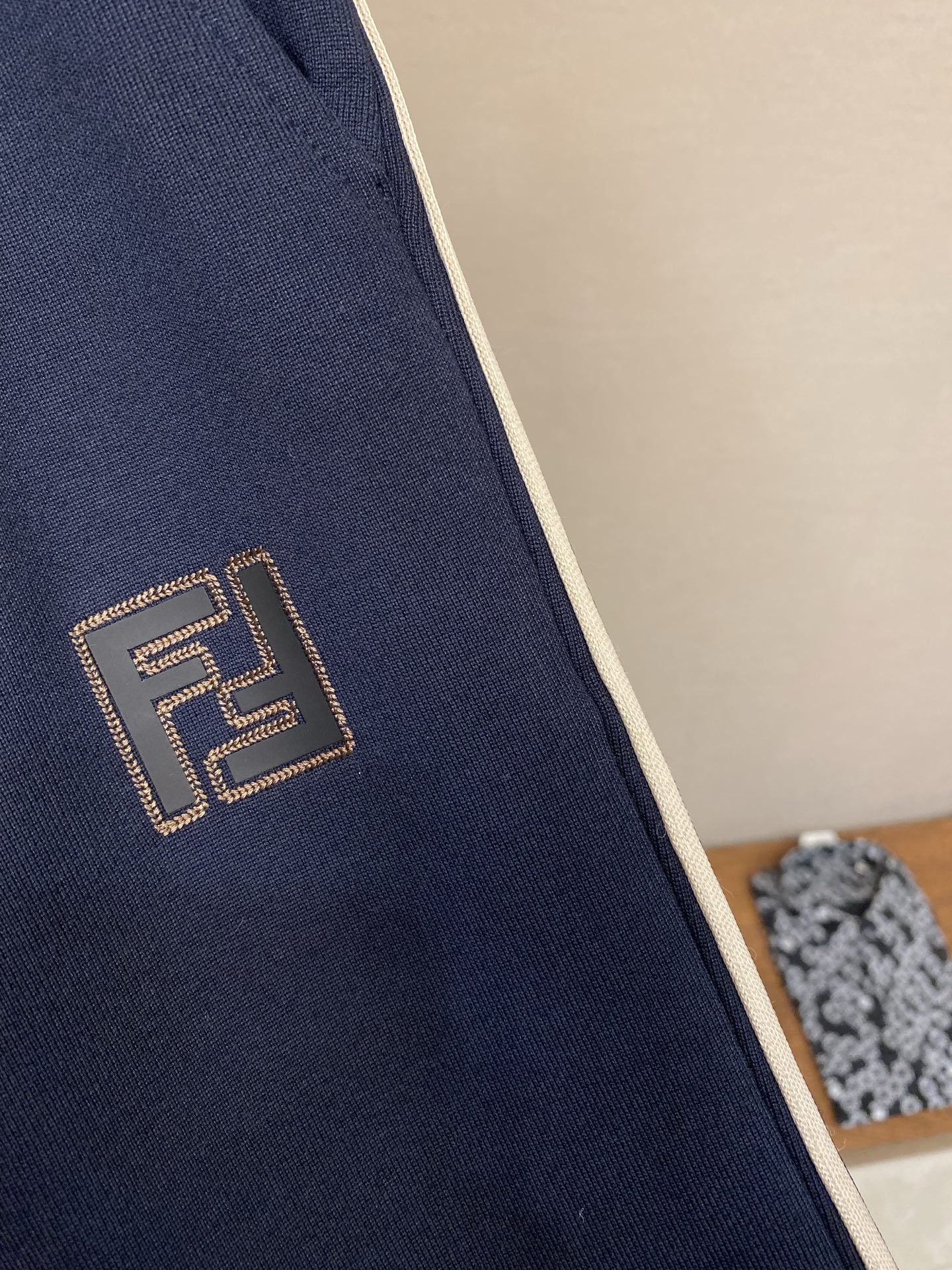 （裤子）🌟🌟，，Fendi 男士休闲裤👍 最新款上身版型无敌正！ 绝对可以闭眼收的一款 此款裤子非常百搭，弹力腰围,日常