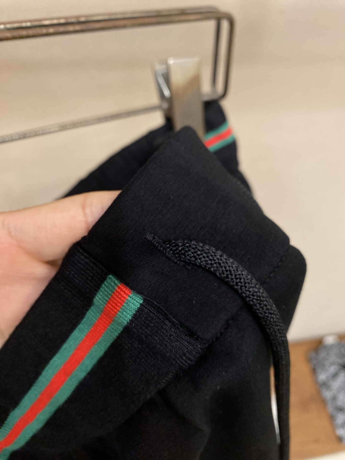（裤子）🌟🌟，，Gucci 男士休闲裤👍 最新款上身版型无敌正！ 绝对可以闭眼收的一款 此款裤子非常百搭，弹力腰围,日常