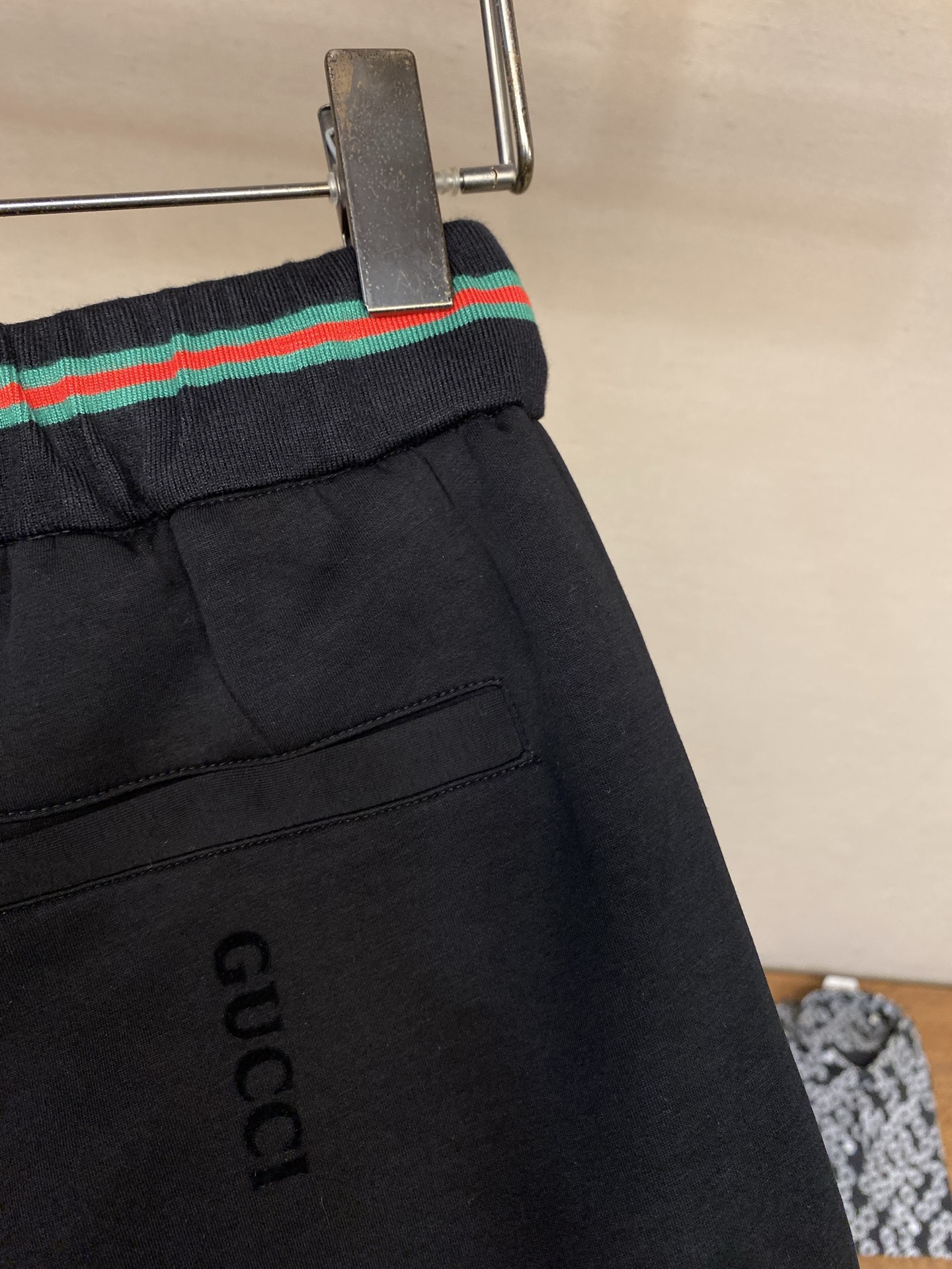 （裤子）🌟🌟，，Gucci 男士休闲裤👍 最新款上身版型无敌正！ 绝对可以闭眼收的一款 此款裤子非常百搭，弹力腰围,日常