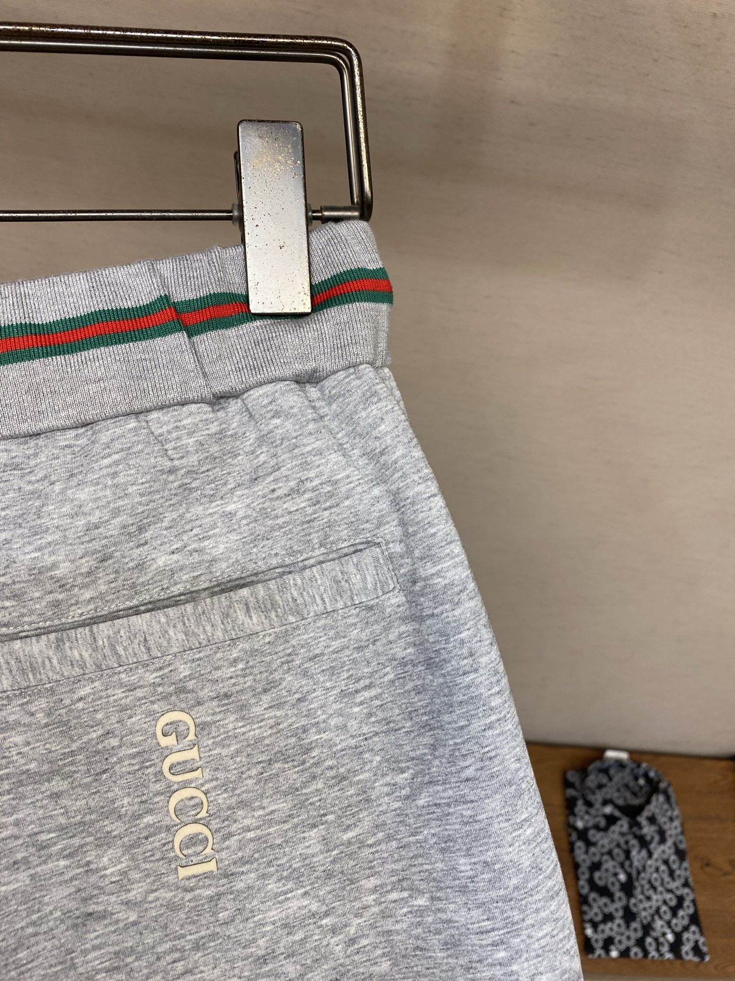 （裤子）🌟🌟，，Gucci 男士休闲裤👍 最新款上身版型无敌正！ 绝对可以闭眼收的一款 此款裤子非常百搭，弹力腰围,日常