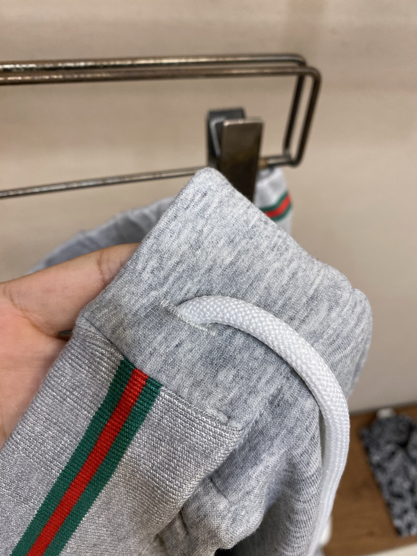 （裤子）🌟🌟，，Gucci 男士休闲裤👍 最新款上身版型无敌正！ 绝对可以闭眼收的一款 此款裤子非常百搭，弹力腰围,日常