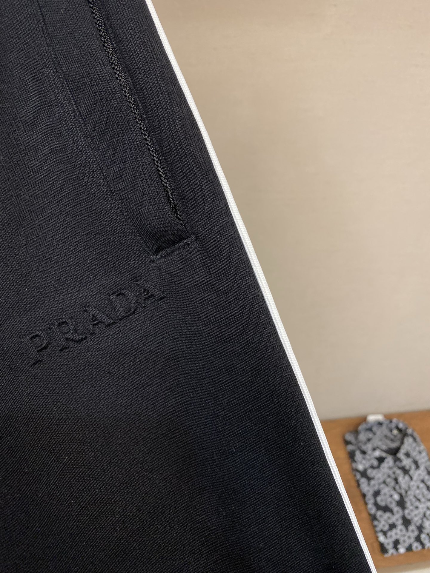 （裤子）🌟🌟，，Prada  男士休闲裤👍 最新款上身版型无敌正！ 绝对可以闭眼收的一款 此款裤子非常百搭，弹力腰围,日