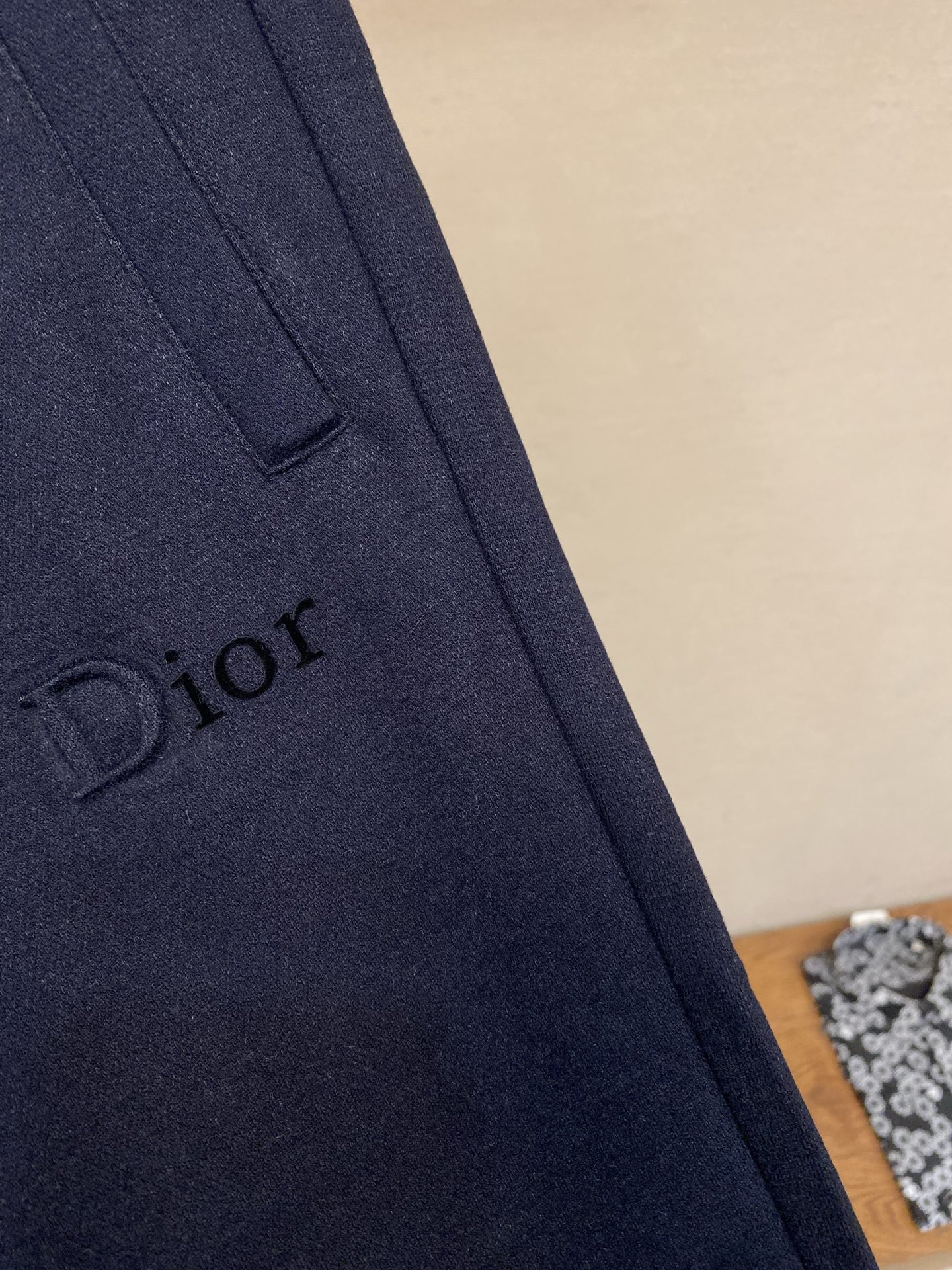 （裤子）🌟🌟，，Dior 男士休闲裤👍 最新款上身版型无敌正！ 绝对可以闭眼收的一款 此款裤子非常百搭，弹力腰围,日常上