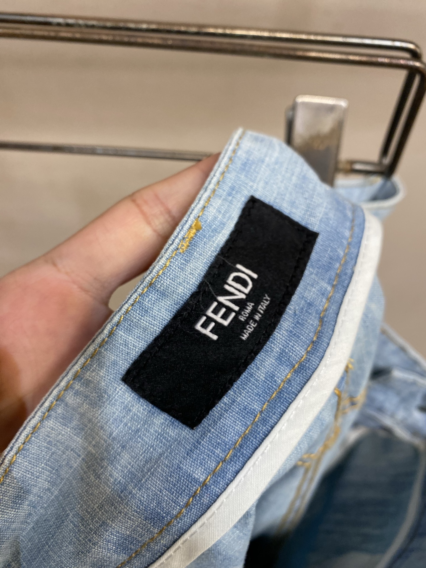🌟🌟,,Fend皮标贴饰牛仔裤 面料选择: 甄选100%全棉原色牛仔,采用密实斜纹织造,布面带有自然细微竹节肌理,纹理清 🌟🌟,,Fend皮标贴饰牛仔裤 面料选择: 甄选100%全棉原色牛仔,采用密实斜纹织造,布面带有自然细微竹节肌理,纹理清