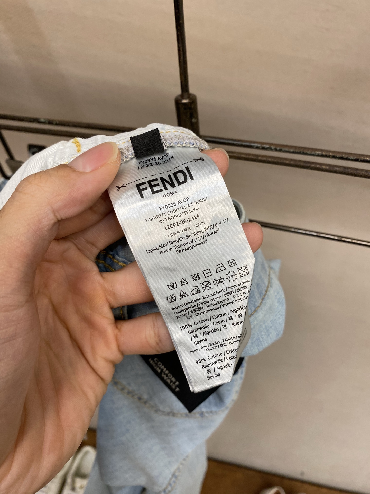 🌟🌟,,Fend皮标贴饰牛仔裤 面料选择: 甄选100%全棉原色牛仔,采用密实斜纹织造,布面带有自然细微竹节肌理,纹理清 🌟🌟,,Fend皮标贴饰牛仔裤 面料选择: 甄选100%全棉原色牛仔,采用密实斜纹织造,布面带有自然细微竹节肌理,纹理清