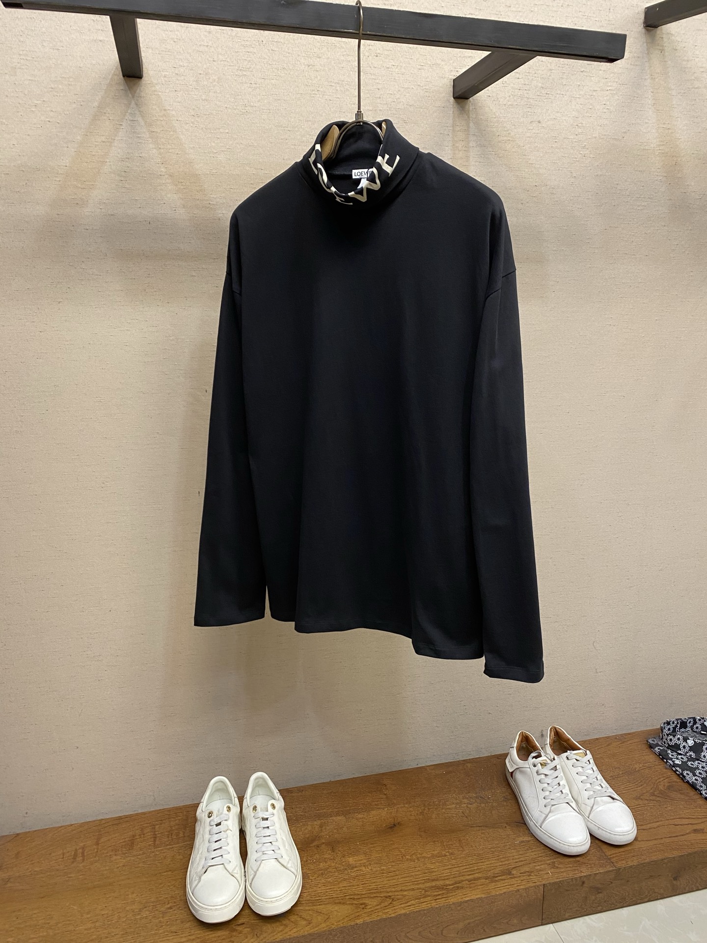 🌟🌟，，Loewe 字母印花高领打底衫 面料选择： 甄选100%纯棉面料，布面肌理细腻平滑，相对较薄，使其透气性出众，上