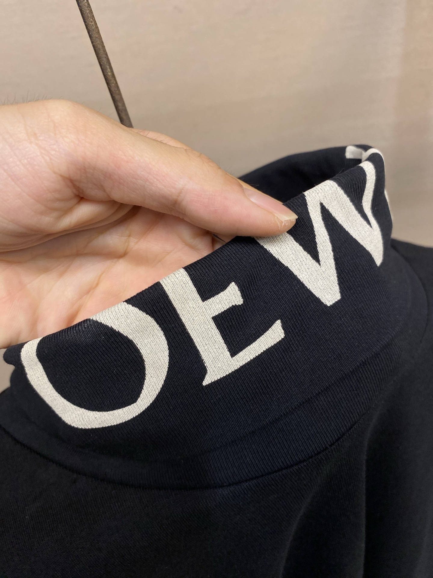🌟🌟，，Loewe 字母印花高领打底衫 面料选择： 甄选100%纯棉面料，布面肌理细腻平滑，相对较薄，使其透气性出众，上
