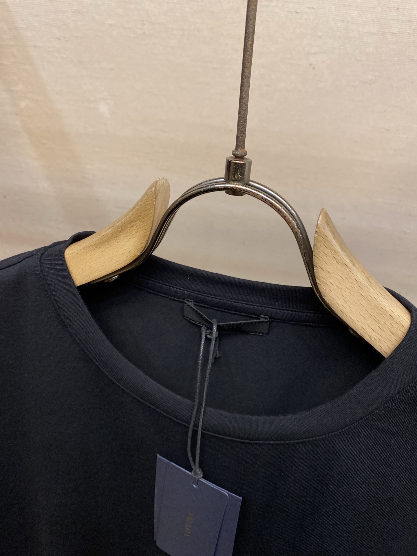 🌟🌟,,Prada 饰绣花弹力棉T恤 面料选择: 甄选 92%棉 + 8%氨纶 混纺面料,棉料带来细腻柔和的布面肌理,亲 🌟🌟,,Prada 饰绣花弹力棉T恤 面料选择: 甄选 92%棉 + 8%氨纶 混纺面料,棉料带来细腻柔和的布面肌理,亲