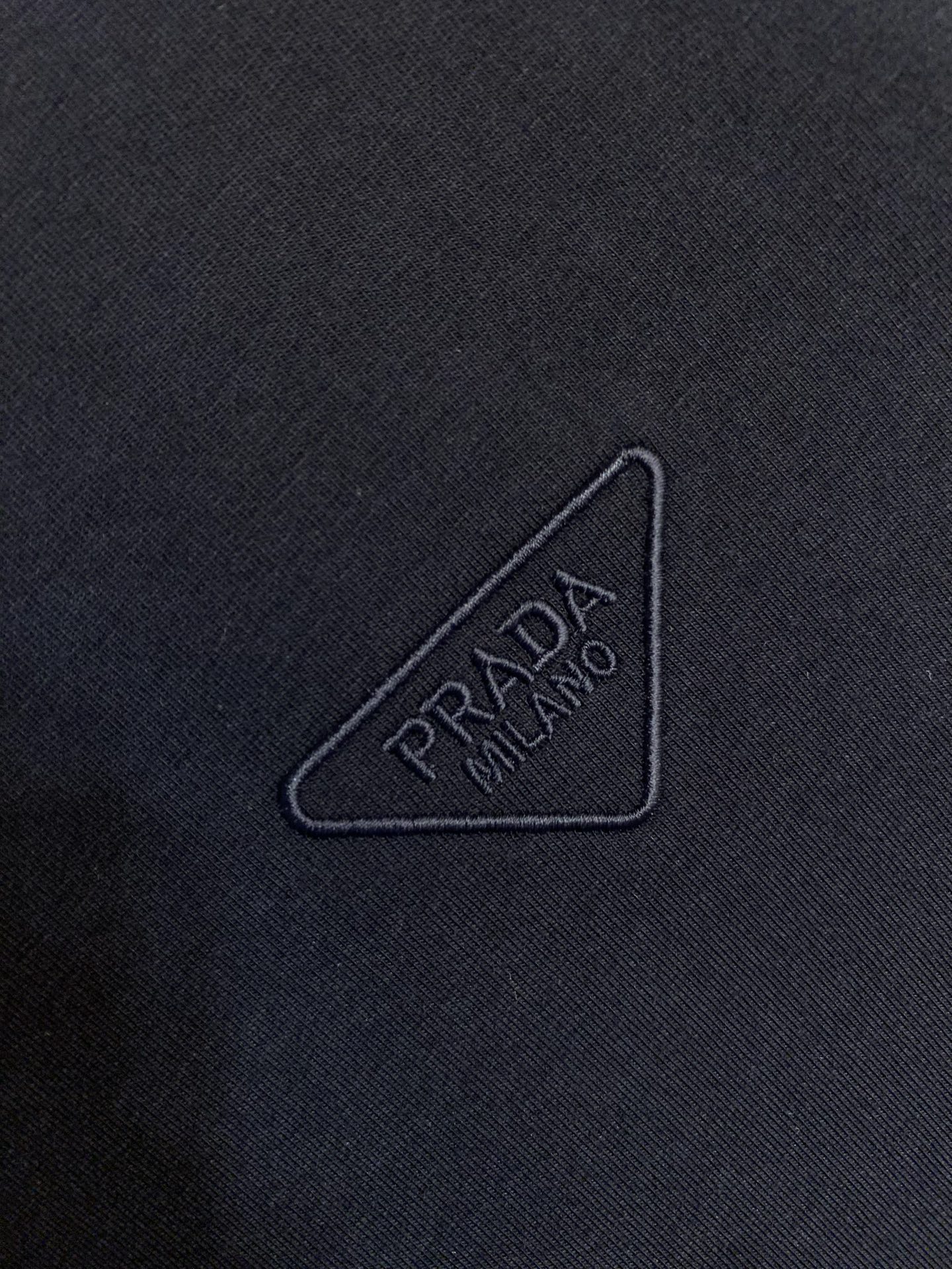 🌟🌟,,Prada 饰绣花弹力棉T恤 面料选择: 甄选 92%棉 + 8%氨纶 混纺面料,棉料带来细腻柔和的布面肌理,亲 🌟🌟,,Prada 饰绣花弹力棉T恤 面料选择: 甄选 92%棉 + 8%氨纶 混纺面料,棉料带来细腻柔和的布面肌理,亲