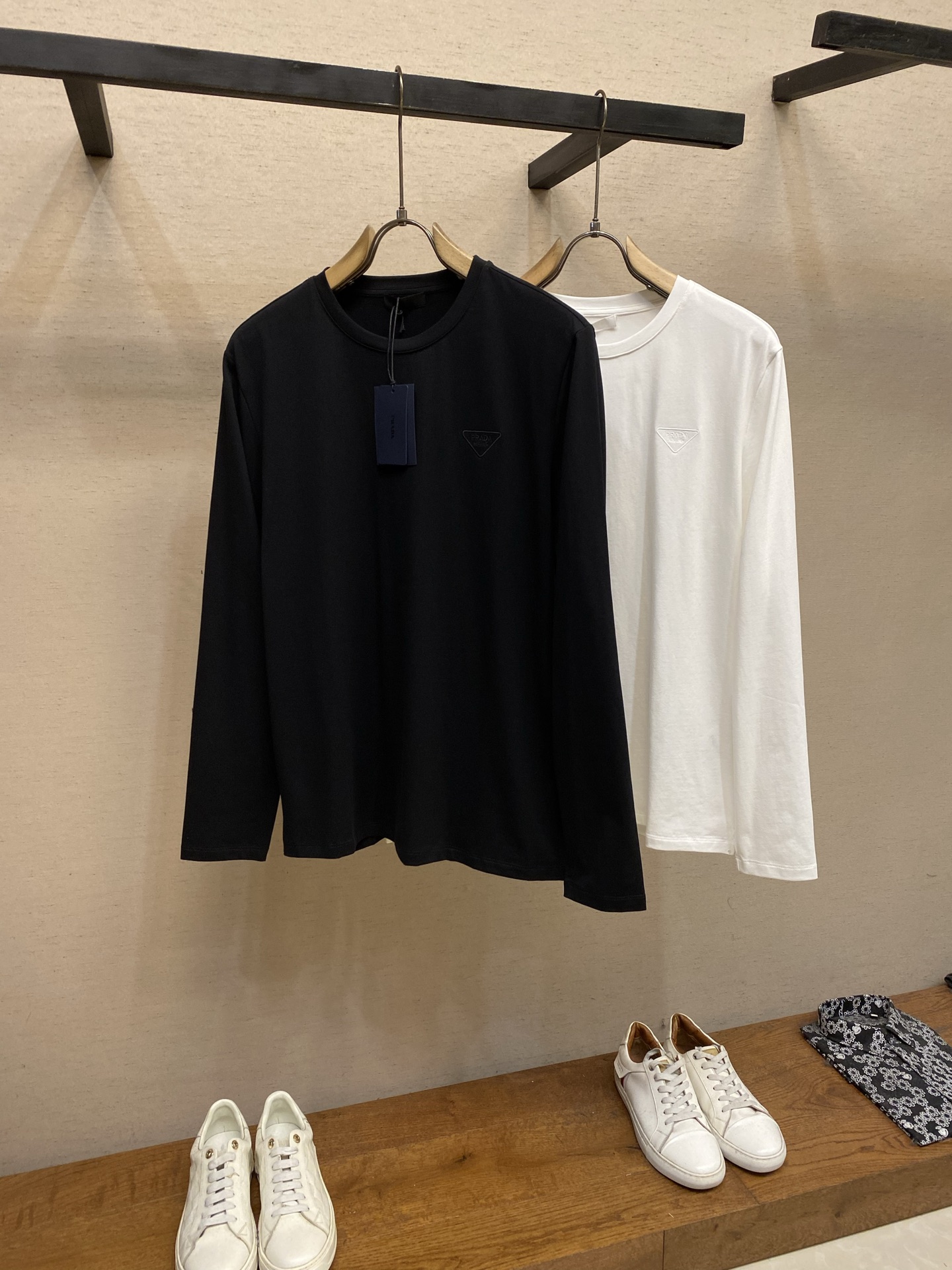 🌟🌟,,Prada 饰绣花弹力棉T恤 面料选择: 甄选 92%棉 + 8%氨纶 混纺面料,棉料带来细腻柔和的布面肌理,亲 🌟🌟,,Prada 饰绣花弹力棉T恤 面料选择: 甄选 92%棉 + 8%氨纶 混纺面料,棉料带来细腻柔和的布面肌理,亲