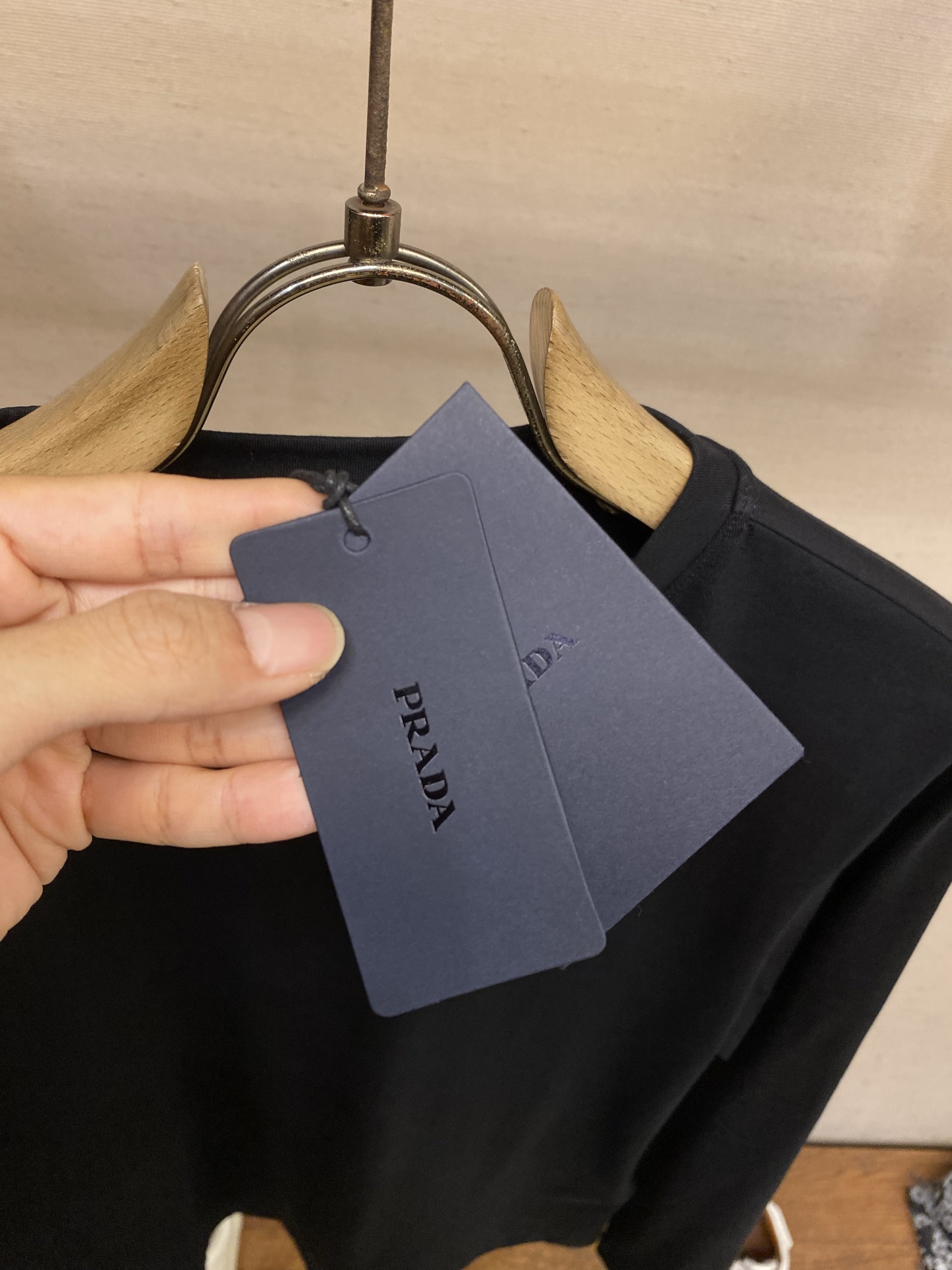 🌟🌟,,Prada 饰绣花弹力棉T恤 面料选择: 甄选 92%棉 + 8%氨纶 混纺面料,棉料带来细腻柔和的布面肌理,亲 🌟🌟,,Prada 饰绣花弹力棉T恤 面料选择: 甄选 92%棉 + 8%氨纶 混纺面料,棉料带来细腻柔和的布面肌理,亲