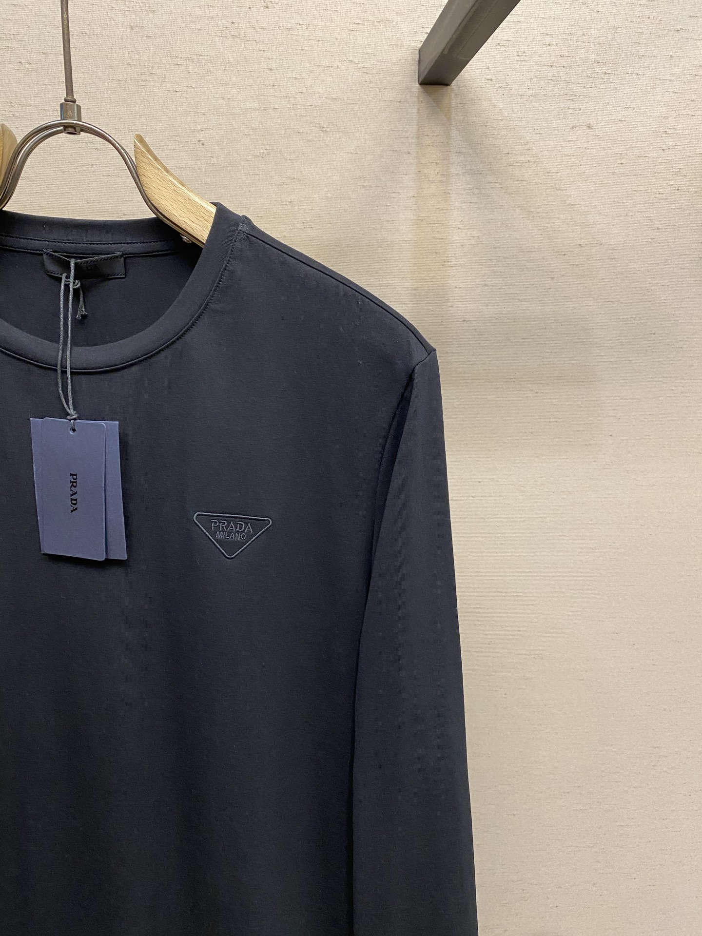 🌟🌟,,Prada 饰绣花弹力棉T恤 面料选择: 甄选 92%棉 + 8%氨纶 混纺面料,棉料带来细腻柔和的布面肌理,亲 🌟🌟,,Prada 饰绣花弹力棉T恤 面料选择: 甄选 92%棉 + 8%氨纶 混纺面料,棉料带来细腻柔和的布面肌理,亲