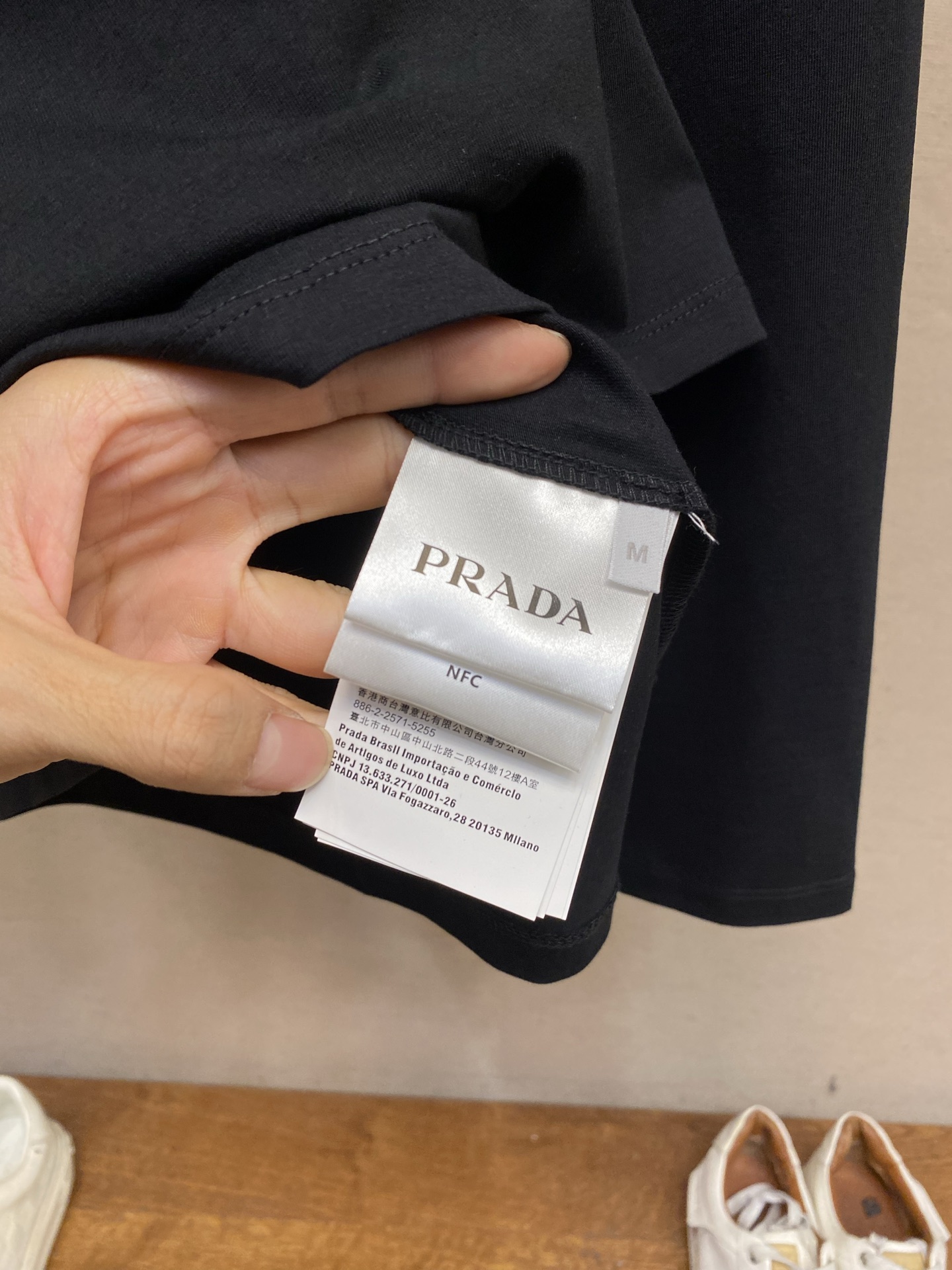 🌟🌟,,Prada 饰绣花弹力棉T恤 面料选择: 甄选 92%棉 + 8%氨纶 混纺面料,棉料带来细腻柔和的布面肌理,亲 🌟🌟,,Prada 饰绣花弹力棉T恤 面料选择: 甄选 92%棉 + 8%氨纶 混纺面料,棉料带来细腻柔和的布面肌理,亲