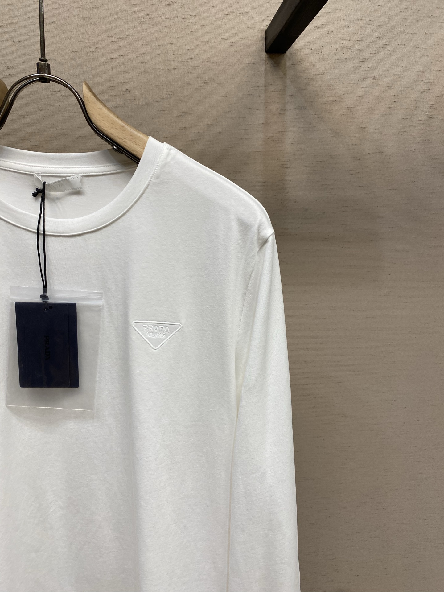 🌟🌟,,Prada 饰绣花弹力棉T恤 面料选择: 甄选 92%棉 + 8%氨纶 混纺面料,棉料带来细腻柔和的布面肌理,亲 🌟🌟,,Prada 饰绣花弹力棉T恤 面料选择: 甄选 92%棉 + 8%氨纶 混纺面料,棉料带来细腻柔和的布面肌理,亲