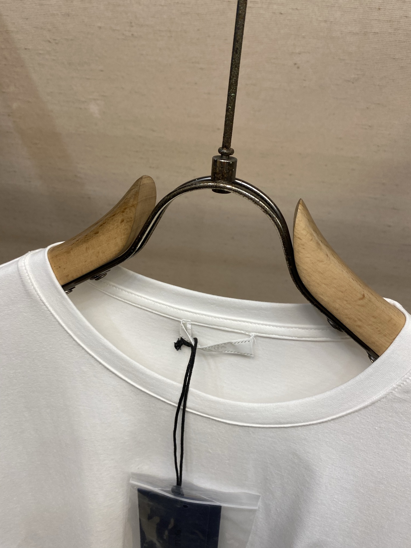 🌟🌟,,Prada 饰绣花弹力棉T恤 面料选择: 甄选 92%棉 + 8%氨纶 混纺面料,棉料带来细腻柔和的布面肌理,亲 🌟🌟,,Prada 饰绣花弹力棉T恤 面料选择: 甄选 92%棉 + 8%氨纶 混纺面料,棉料带来细腻柔和的布面肌理,亲