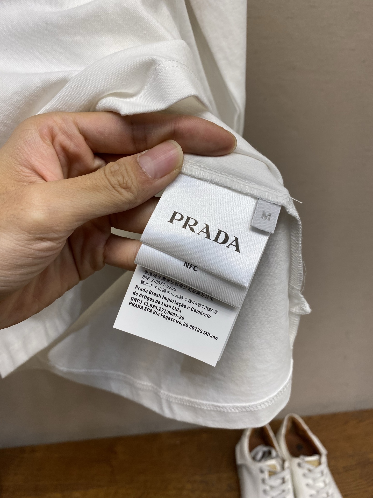 🌟🌟,,Prada 饰绣花弹力棉T恤 面料选择: 甄选 92%棉 + 8%氨纶 混纺面料,棉料带来细腻柔和的布面肌理,亲 🌟🌟,,Prada 饰绣花弹力棉T恤 面料选择: 甄选 92%棉 + 8%氨纶 混纺面料,棉料带来细腻柔和的布面肌理,亲