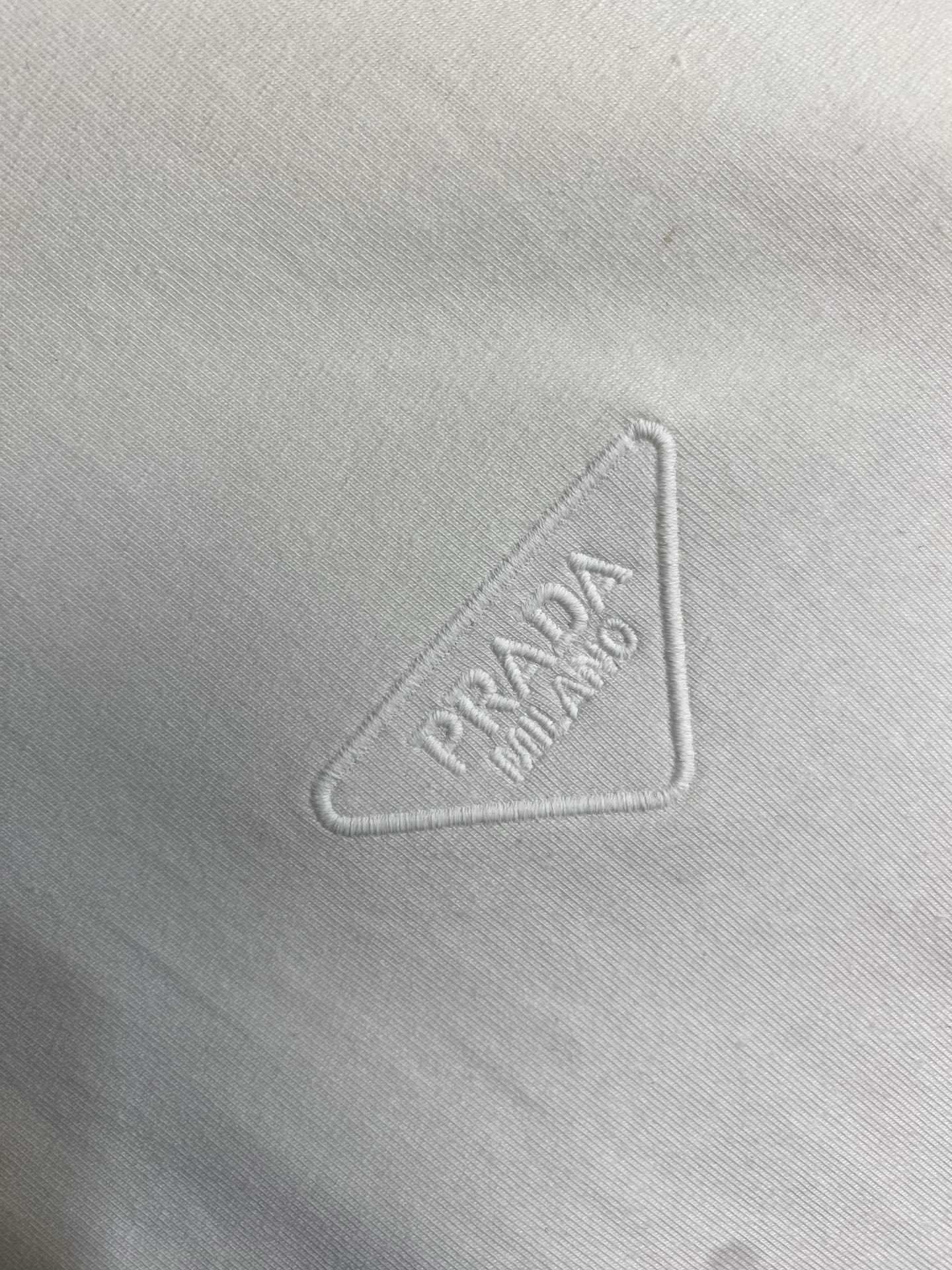 🌟🌟,,Prada 饰绣花弹力棉T恤 面料选择: 甄选 92%棉 + 8%氨纶 混纺面料,棉料带来细腻柔和的布面肌理,亲 🌟🌟,,Prada 饰绣花弹力棉T恤 面料选择: 甄选 92%棉 + 8%氨纶 混纺面料,棉料带来细腻柔和的布面肌理,亲