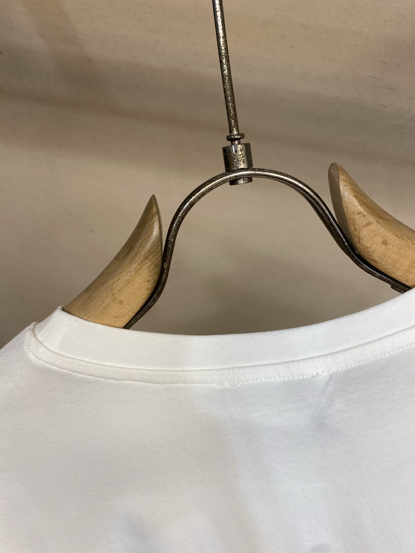 🌟🌟,,Prada 饰绣花弹力棉T恤 面料选择: 甄选 92%棉 + 8%氨纶 混纺面料,棉料带来细腻柔和的布面肌理,亲 🌟🌟,,Prada 饰绣花弹力棉T恤 面料选择: 甄选 92%棉 + 8%氨纶 混纺面料,棉料带来细腻柔和的布面肌理,亲