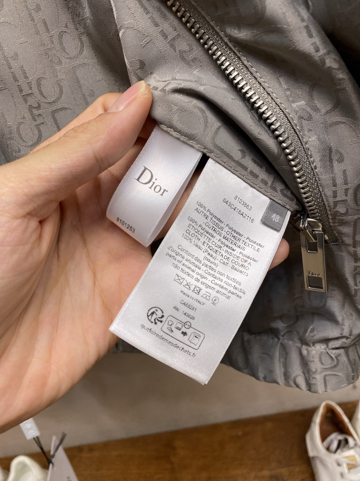 🌟🌟,,Dior 提花双面穿连帽夹克 面料选择: A面采用100%聚酯纤维高密平纹织造,布面细腻平整,纹理紧致。面料挺括 🌟🌟,,Dior 提花双面穿连帽夹克 面料选择: A面采用100%聚酯纤维高密平纹织造,布面细腻平整,纹理紧致。面料挺括