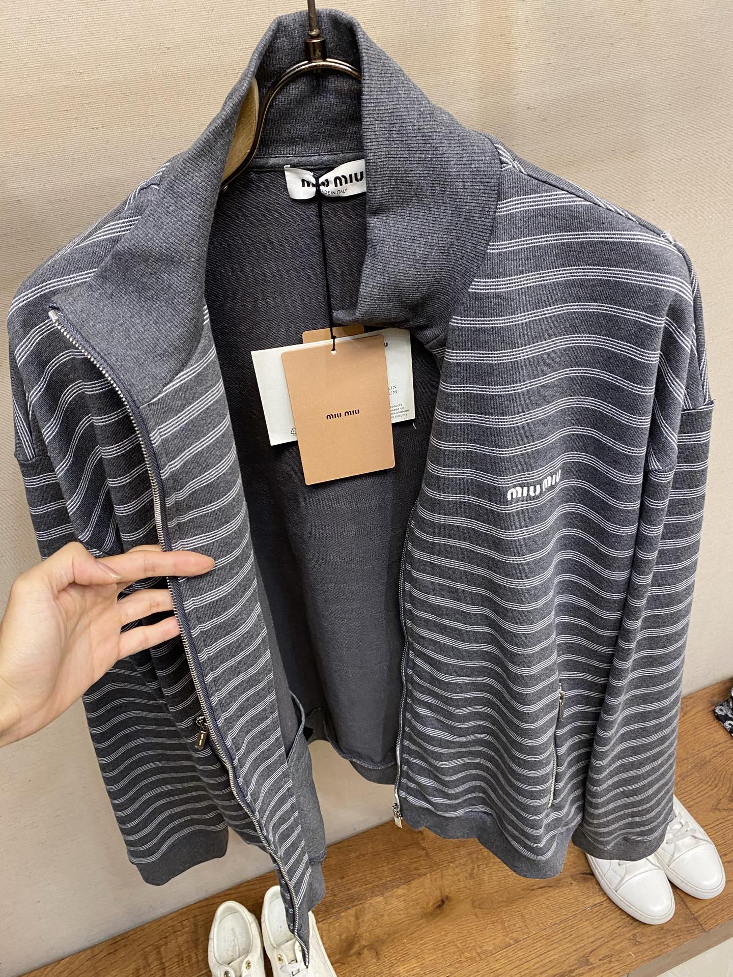 🌟🌟,,Miu Miu 灰白间条立领拉链外套 ⚠️原¥17560购买;对版定制条纹提花面料、刺绣徽标点缀、Oversiz 🌟🌟,,Miu Miu 灰白间条立领拉链外套 ⚠️原¥17560购买;对版定制条纹提花面料、刺绣徽标点缀、Oversiz