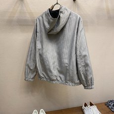 🌟🌟,,Dior 提花双面穿连帽夹克 面料选择: A面采用100%聚酯纤维高密平纹织造,布面细腻平整,纹理紧致。面料挺括 🌟🌟,,Dior 提花双面穿连帽夹克 面料选择: A面采用100%聚酯纤维高密平纹织造,布面细腻平整,纹理紧致。面料挺括