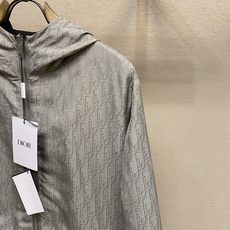 🌟🌟,,Dior 提花双面穿连帽夹克 面料选择: A面采用100%聚酯纤维高密平纹织造,布面细腻平整,纹理紧致。面料挺括 🌟🌟,,Dior 提花双面穿连帽夹克 面料选择: A面采用100%聚酯纤维高密平纹织造,布面细腻平整,纹理紧致。面料挺括