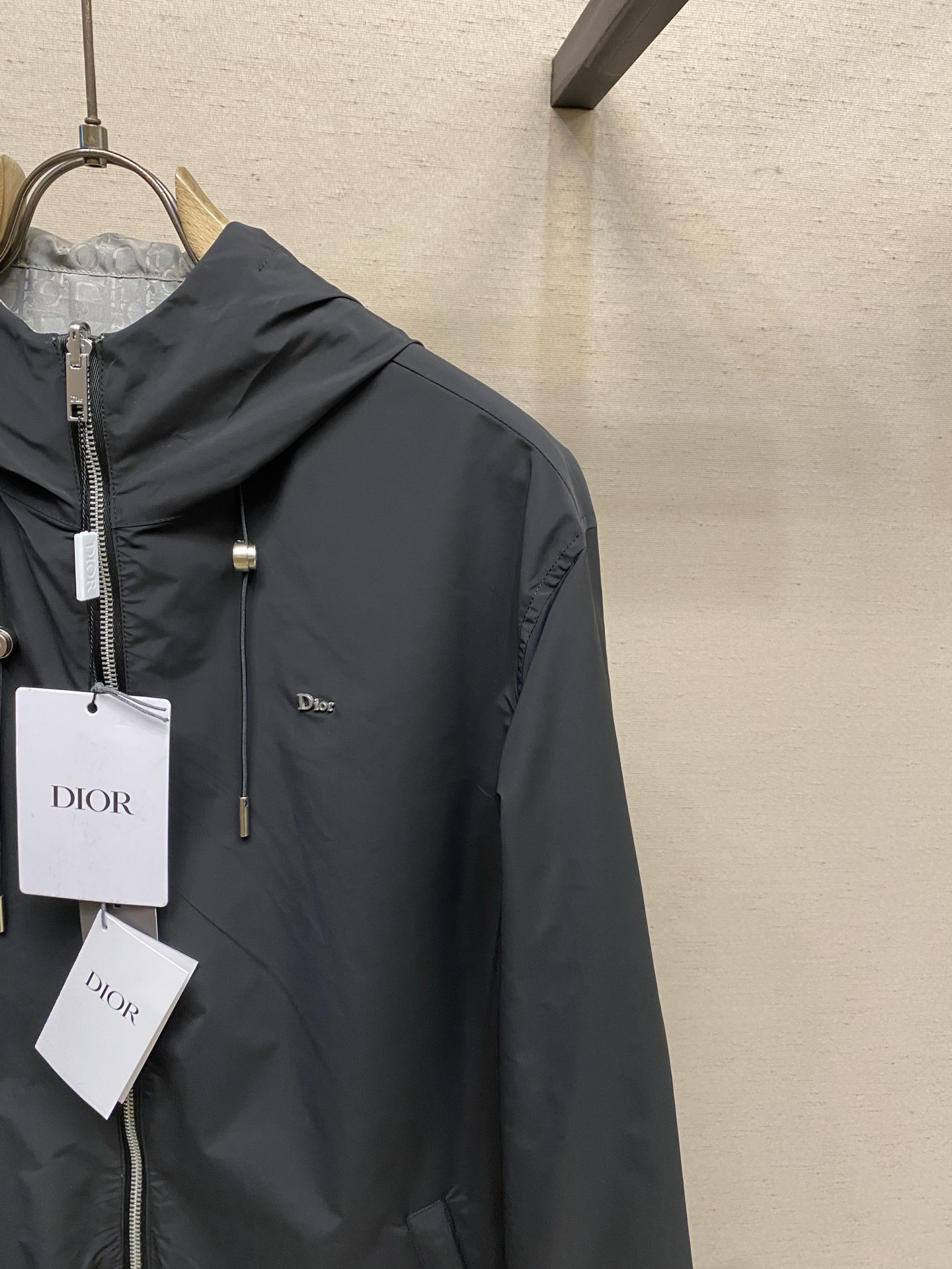 🌟🌟,,Dior 提花双面穿连帽夹克 面料选择: A面采用100%聚酯纤维高密平纹织造,布面细腻平整,纹理紧致。面料挺括 🌟🌟,,Dior 提花双面穿连帽夹克 面料选择: A面采用100%聚酯纤维高密平纹织造,布面细腻平整,纹理紧致。面料挺括