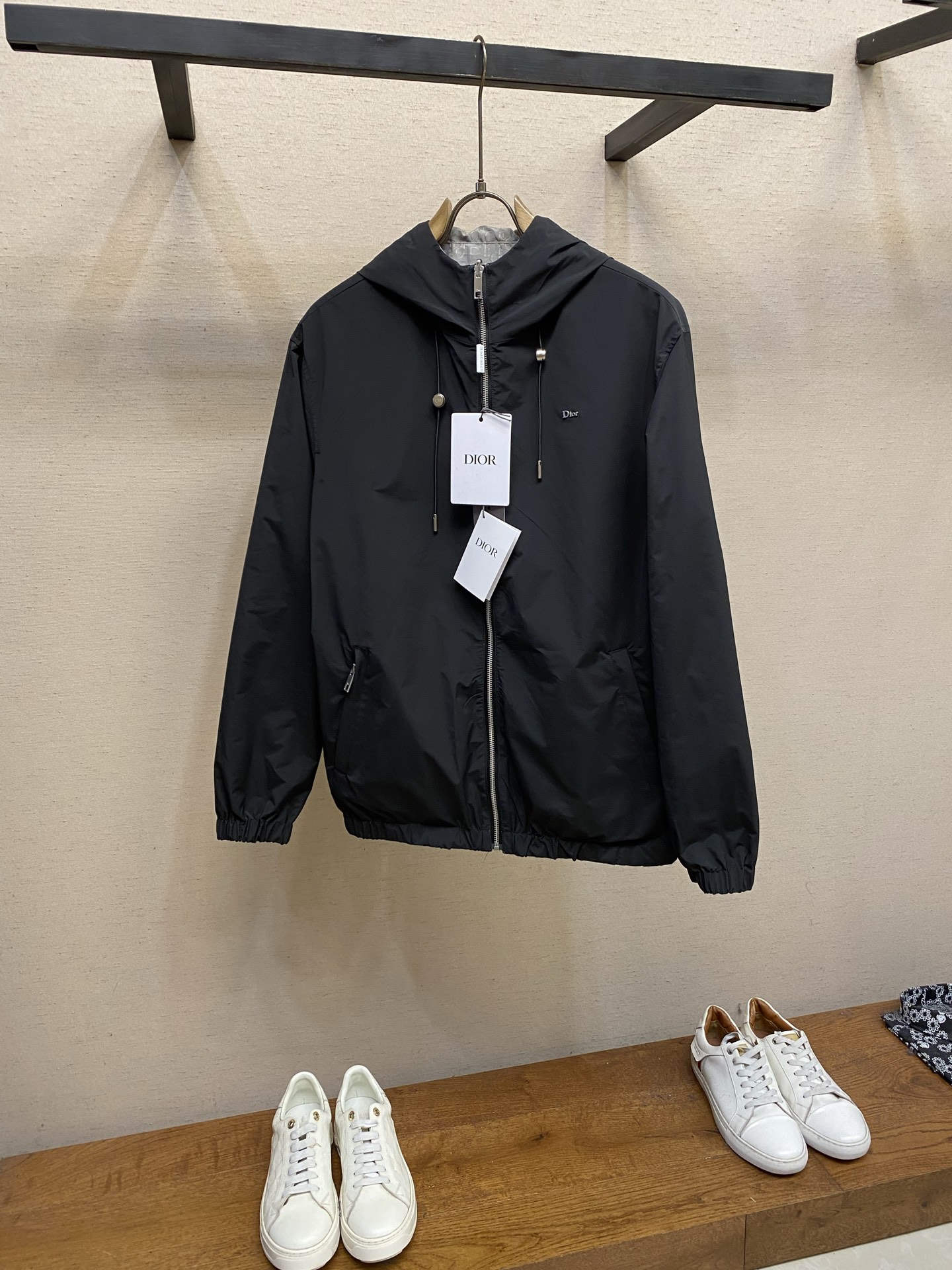 🌟🌟,,Dior 提花双面穿连帽夹克 面料选择: A面采用100%聚酯纤维高密平纹织造,布面细腻平整,纹理紧致。面料挺括 🌟🌟,,Dior 提花双面穿连帽夹克 面料选择: A面采用100%聚酯纤维高密平纹织造,布面细腻平整,纹理紧致。面料挺括