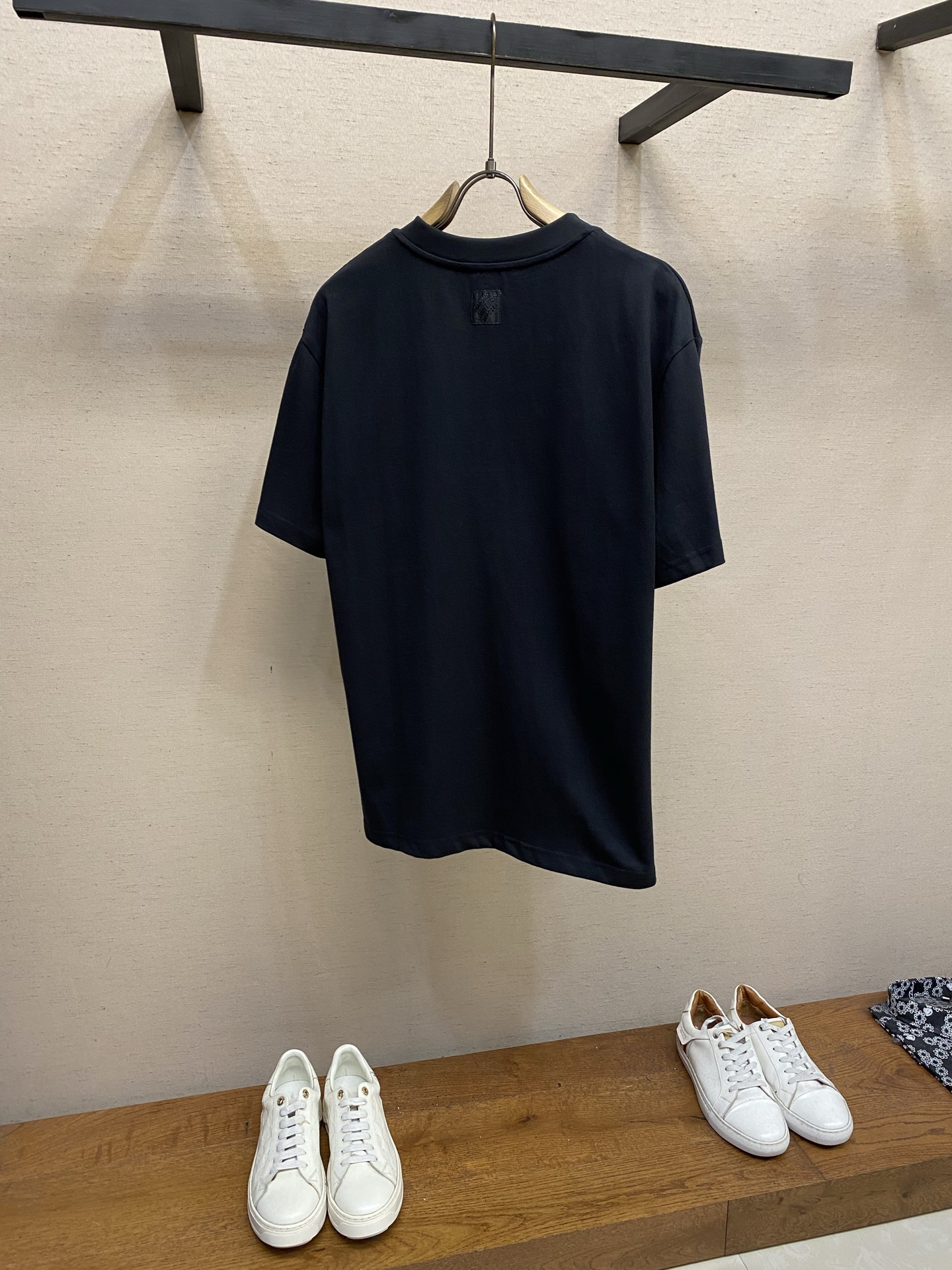 🌟🌟,,1V 钢珠压印圆领短袖 ⚠️原¥10460购买;纯棉质舒软棉布面料、胸前渐变标识镶嵌饰钉、的手写体标识于留白空间 🌟🌟,,1V 钢珠压印圆领短袖 ⚠️原¥10460购买;纯棉质舒软棉布面料、胸前渐变标识镶嵌饰钉、的手写体标识于留白空间