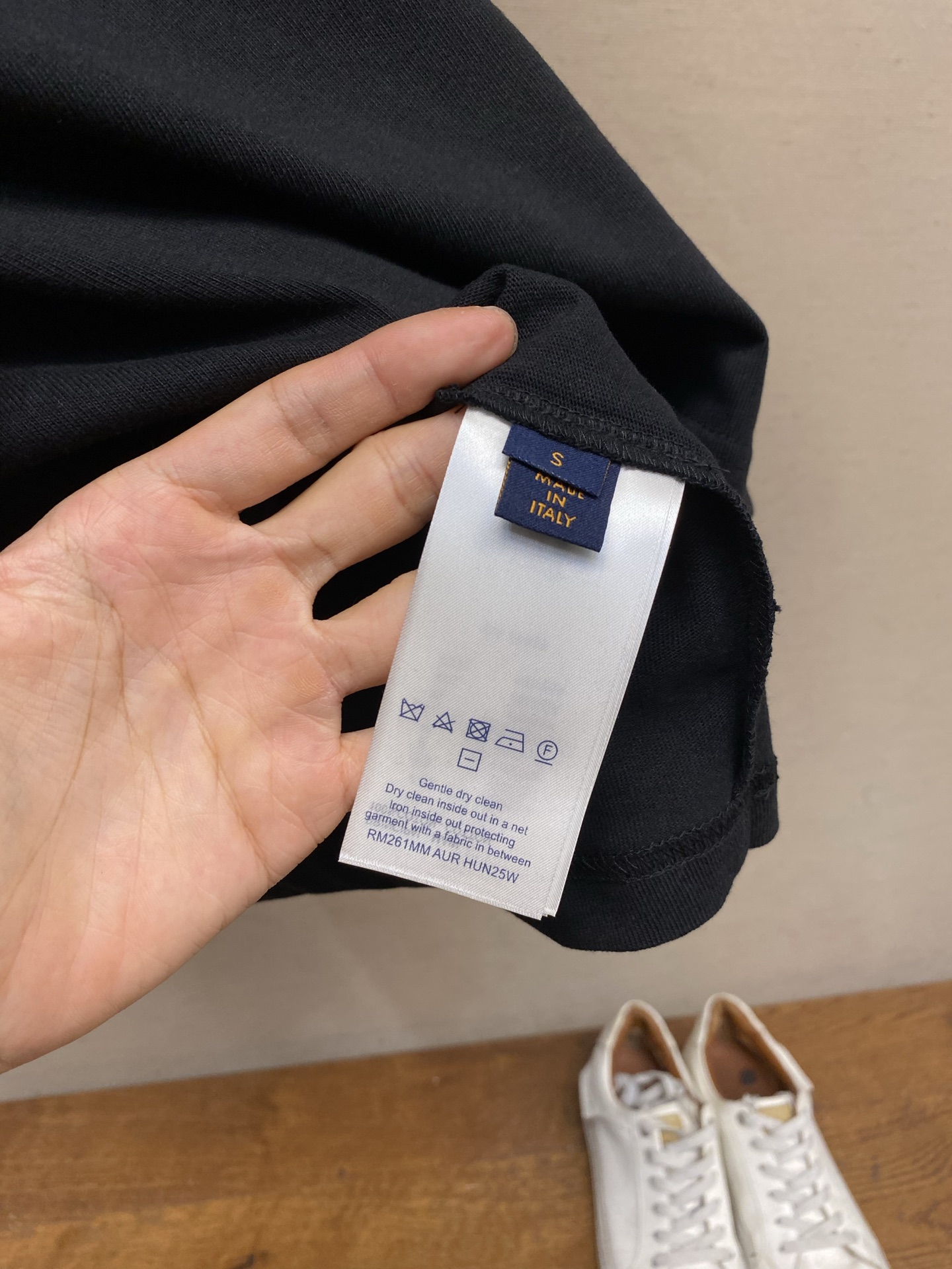 🌟🌟,,1V 钢珠压印圆领短袖 ⚠️原¥10460购买;纯棉质舒软棉布面料、胸前渐变标识镶嵌饰钉、的手写体标识于留白空间 🌟🌟,,1V 钢珠压印圆领短袖 ⚠️原¥10460购买;纯棉质舒软棉布面料、胸前渐变标识镶嵌饰钉、的手写体标识于留白空间