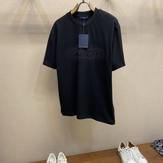 🌟🌟,,1V 钢珠压印圆领短袖 ⚠️原¥10460购买;纯棉质舒软棉布面料、胸前渐变标识镶嵌饰钉、的手写体标识于留白空间 🌟🌟,,1V 钢珠压印圆领短袖 ⚠️原¥10460购买;纯棉质舒软棉布面料、胸前渐变标识镶嵌饰钉、的手写体标识于留白空间
