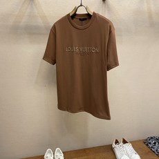 🌟🌟,,1V 毛毡棕贴布圆领短袖 ⚠️原¥10460购买;纯棉质舒软棉布面料、前后的激光切割标识、醒目明线勾勒、同色系字 🌟🌟,,1V 毛毡棕贴布圆领短袖 ⚠️原¥10460购买;纯棉质舒软棉布面料、前后的激光切割标识、醒目明线勾勒、同色系字