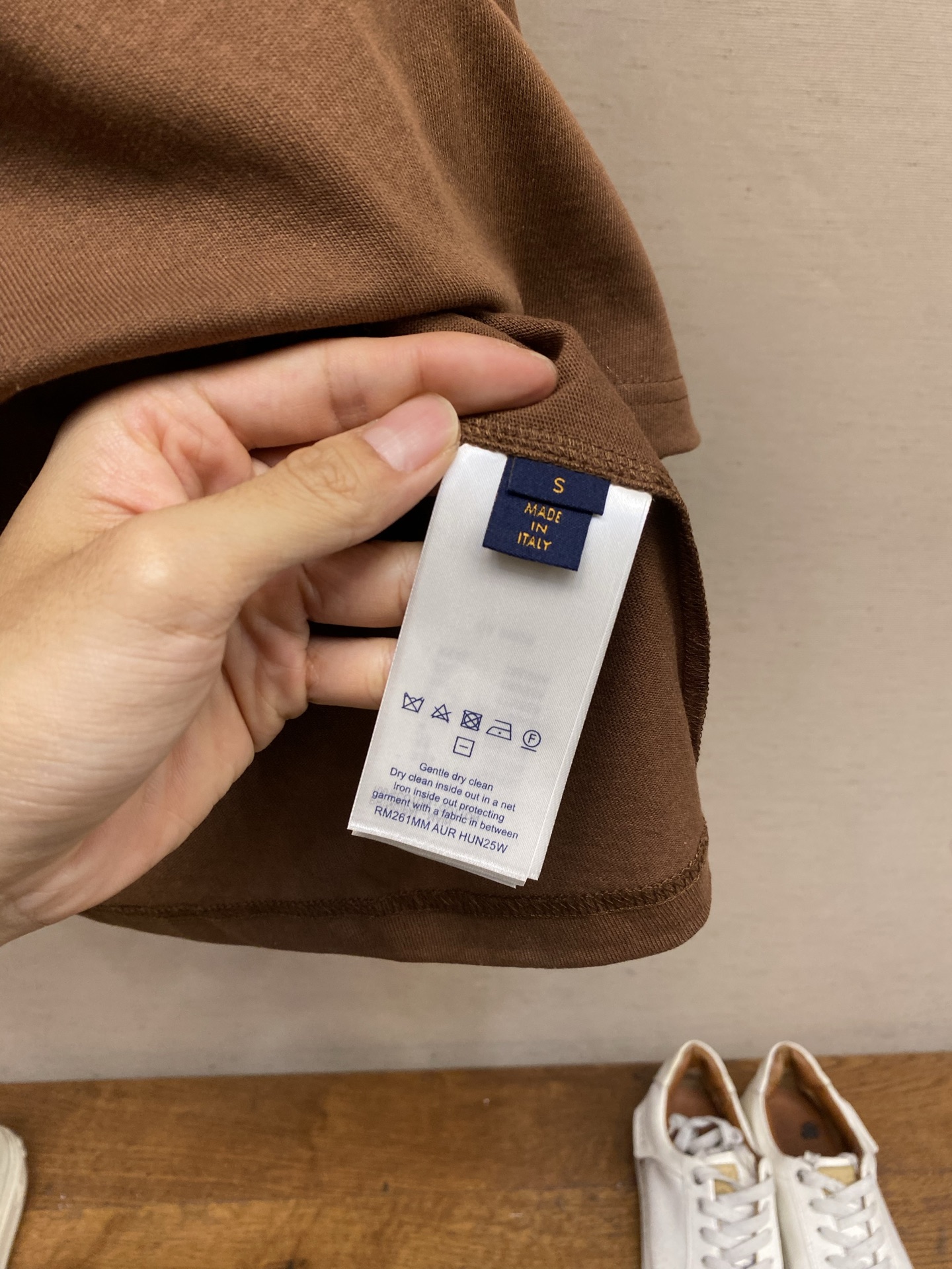 🌟🌟,,1V 毛毡棕贴布圆领短袖 ⚠️原¥10460购买;纯棉质舒软棉布面料、前后的激光切割标识、醒目明线勾勒、同色系字 🌟🌟,,1V 毛毡棕贴布圆领短袖 ⚠️原¥10460购买;纯棉质舒软棉布面料、前后的激光切割标识、醒目明线勾勒、同色系字