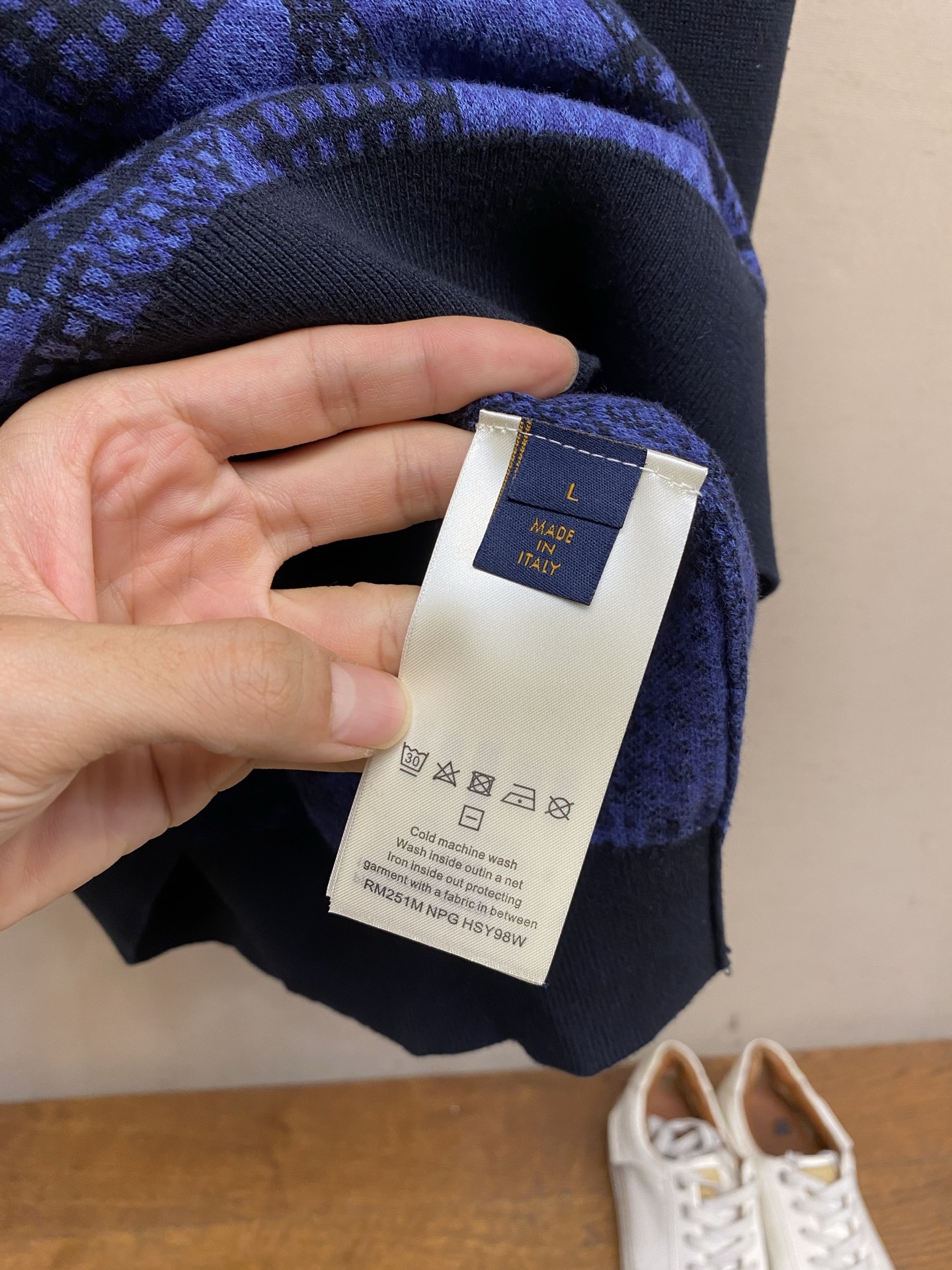 🌟🌟，，1V/路易 SS26 拼色格纹提花Polo针织衫 衣身满幅菱形方格拼接提花，多阶蓝色系撞色，每一块花型纹理都精准