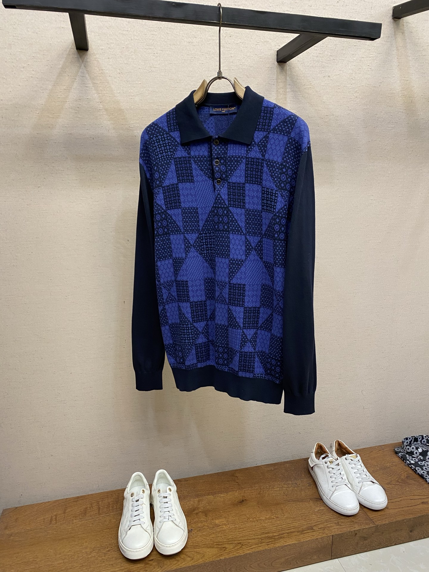 🌟🌟，，1V/路易 SS26 拼色格纹提花Polo针织衫 衣身满幅菱形方格拼接提花，多阶蓝色系撞色，每一块花型纹理都精准