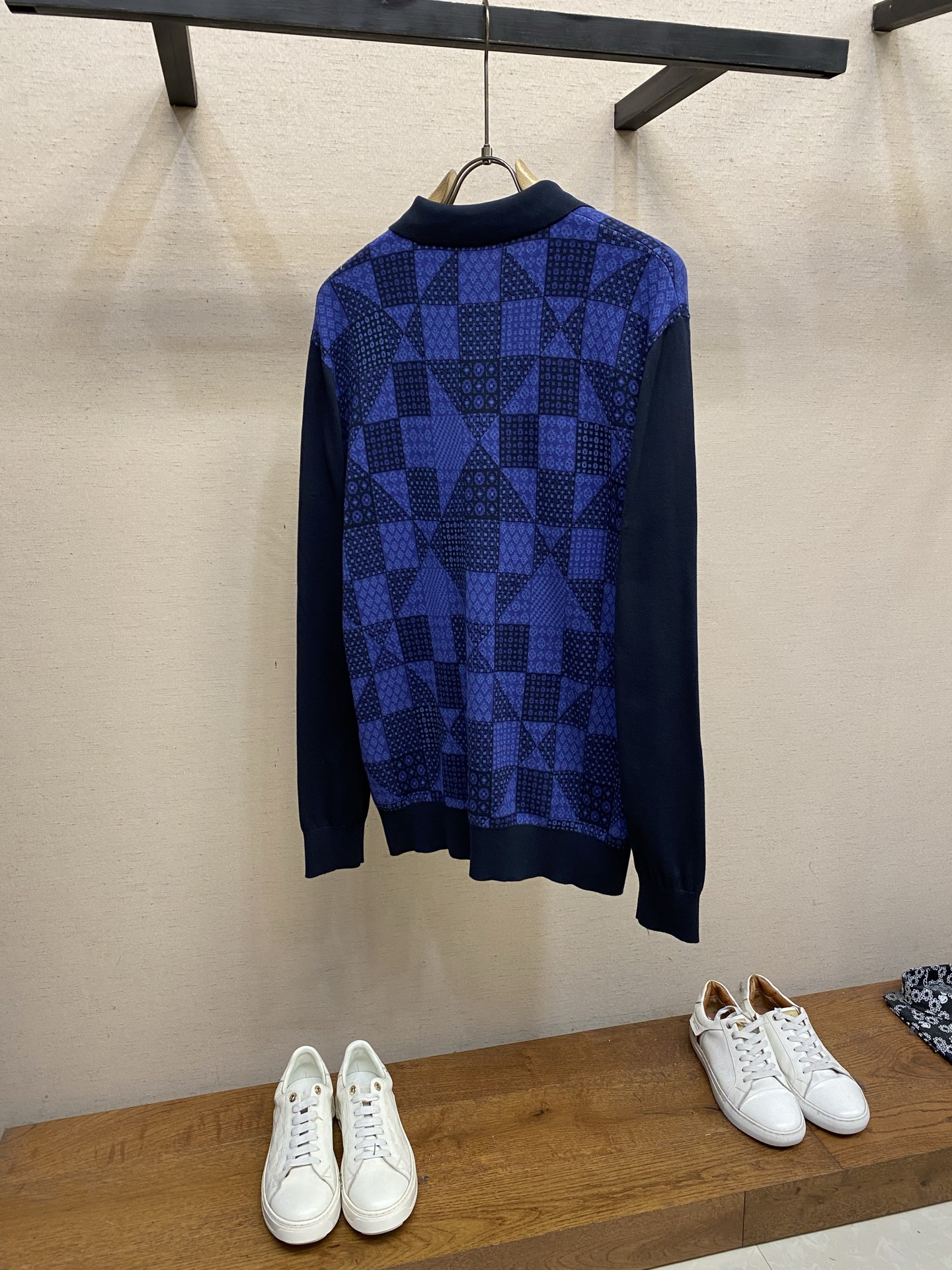🌟🌟，，1V/路易 SS26 拼色格纹提花Polo针织衫 衣身满幅菱形方格拼接提花，多阶蓝色系撞色，每一块花型纹理都精准